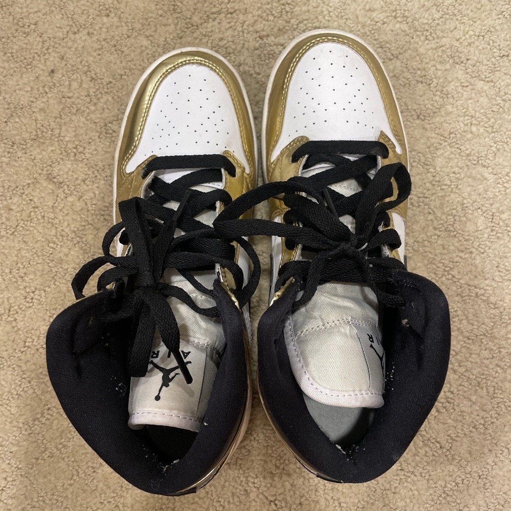 mid jordan 1s white black and gold like us 5.5y